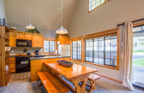 Sunriver House | CIRC04 - Cozy cabin, Hot Tub, Community Pool, Fireplace, Bikes, BBQ