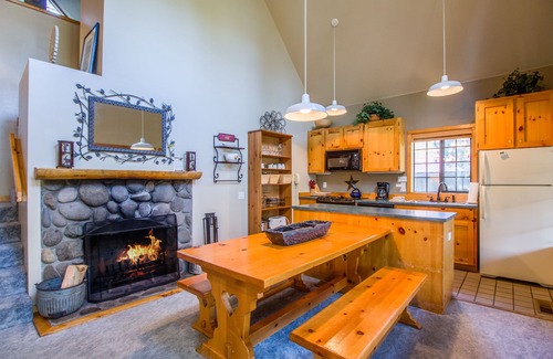 Sunriver House | CIRC04 - Cozy cabin, Hot Tub, Community Pool, Fireplace, Bikes, BBQ