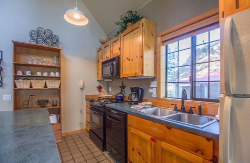 Sunriver House | CIRC04 - Cozy cabin, Hot Tub, Community Pool, Fireplace, Bikes, BBQ