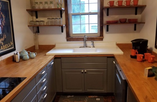 Jeffersonville Apartment | Circa 1900 Renovated Carriage House with private yard