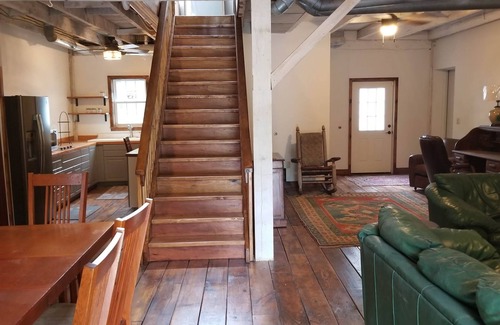 Jeffersonville Apartment | Circa 1900 Renovated Carriage House with private yard