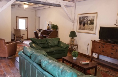 Jeffersonville Apartment | Circa 1900 Renovated Carriage House with private yard