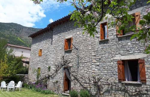 Biescas House | Cirjuana, casa en el centro con agradable jardín y barbacoa BY PIRINEOS 360