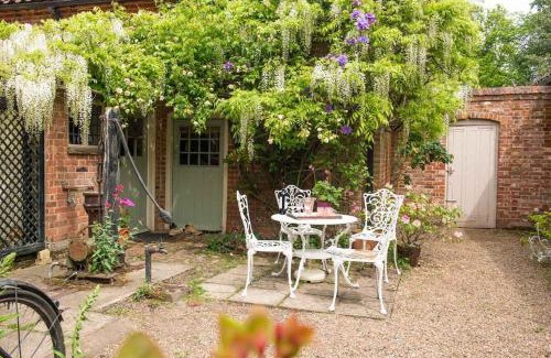 Saxmundham House | Cissys Cottage in a Nature Reserve, 7 minutes from Aldeburgh seafront