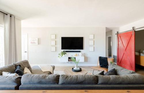 Village Grove House | Citrus Escape