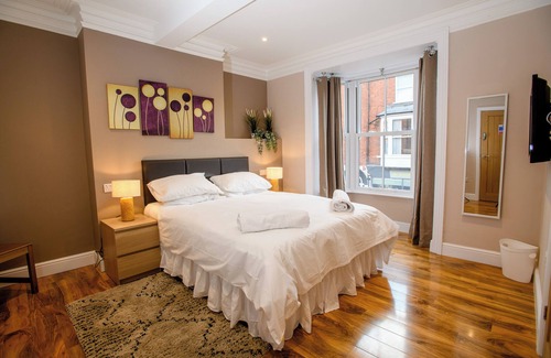 Lincoln House | City center 1 bed en-suite room. king sized bed, free WIfI Toiletries smart tv