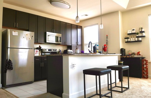 Huntington Apartment | City center luxe PS5 fast Wi-Fi metro access more
