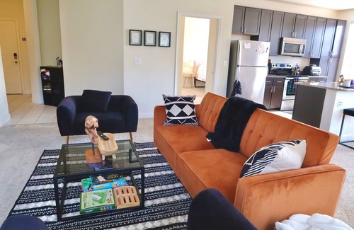 Huntington Apartment | City center luxe PS5 fast Wi-Fi metro access more