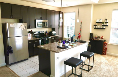 Huntington Apartment | City center luxe PS5 fast Wi-Fi metro access more