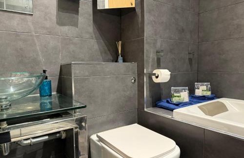 Leicester Apartment | City Centre 2-Bed, 2 Balconies, 65 Inch TV, Free Parking, Coffee Machine, Netflix