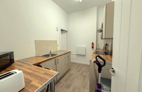 Bury House | City Centre Bury Stay | Modern 3 Beds, 2BR