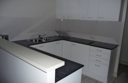 Adelaide Central Business District Hotel | City Escape 3BD in Adelaides East End 6