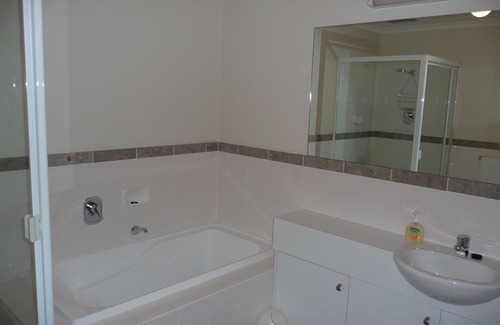 Adelaide Central Business District Hotel | City Escape 3BD in Adelaides East End 6