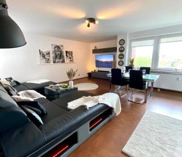 North Geestemund Apartment | City Ferienwohnung SKYLINE - mit großem Balkon & XXL- Sofa für bis zu 4 Personen