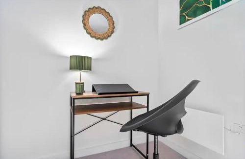 Manchester Apartment | City Life & Central Views Sleeps 5 Modern & Cozy