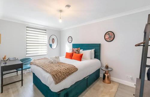 Bow West Apartment | City Sophistication Chic 3-BR for Modern Living