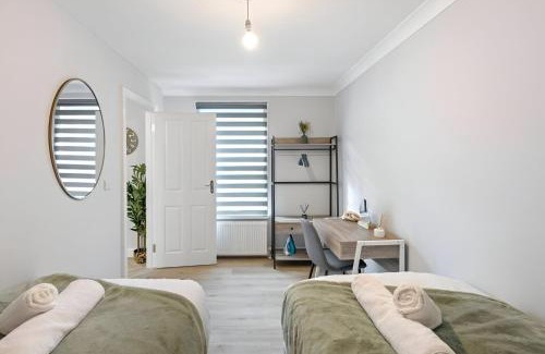 Bow West Apartment | City Sophistication Chic 3-BR for Modern Living