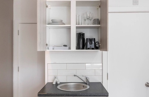 Ealing Apartment | City Studio: TV & Amenities