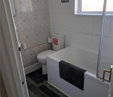 Kettering House | City Vacations Kettering free WiFi for ' Short & Long stays ' Shared bathroom & Shared Kitchen Single room for 1 Adult