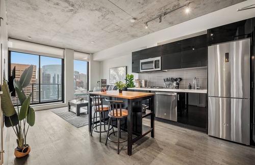 Connaught Apartment | City Views from High Floor - Gym, Pool, AC, Prkng