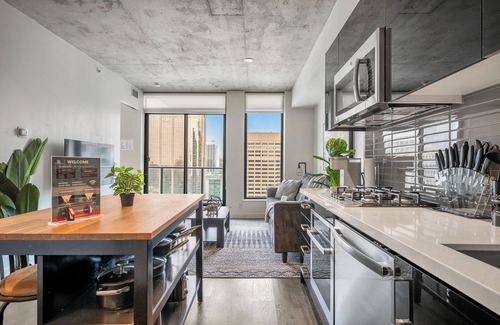 Connaught Apartment | City Views from High Floor - Gym, Pool, AC, Prkng