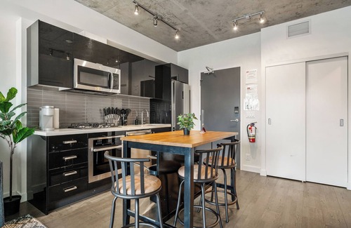 Connaught Apartment | City Views from High Floor - Gym, Pool, AC, Prkng