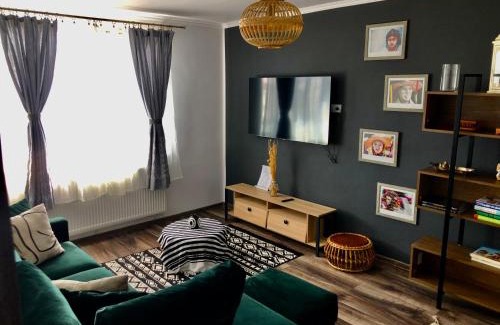 Sfantu Gheorghe Apartment | Cityscape Comfort with key lockbox