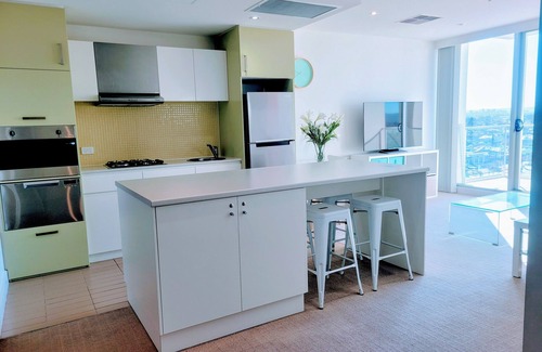 Glenelg Apartment | CityViews @ Glenelg * Pool/Beach * Free Parking * Wifi *
