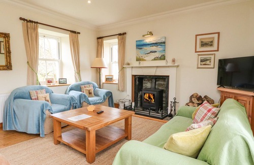 Lochgilphead House | CLACHANDUBH COTTAGE, pet friendly, with open fire in Kilmartin