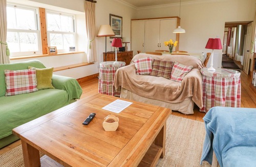 Lochgilphead House | CLACHANDUBH COTTAGE, pet friendly, with open fire in Kilmartin