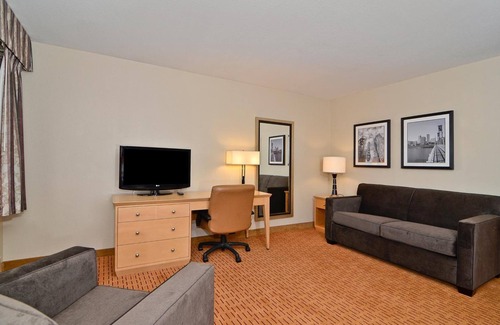Clackamas Hotel | Clackamas Inn & Suites
