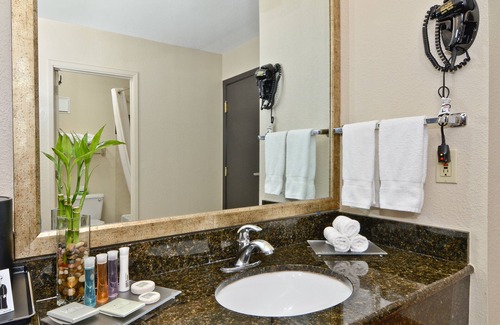 Clackamas Hotel | Clackamas Inn & Suites