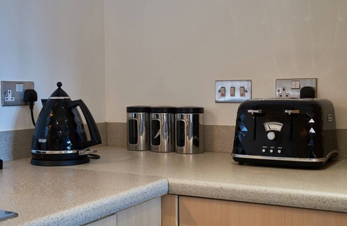 Newcastle-upon-Tyne Apartment | Clarence Court - Free Parking, W-Fi & Netflix