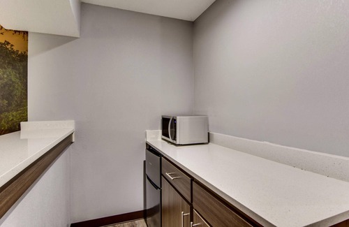 Clarksville Hotel | Clarion Pointe on the lake Clarksville-South Hill West