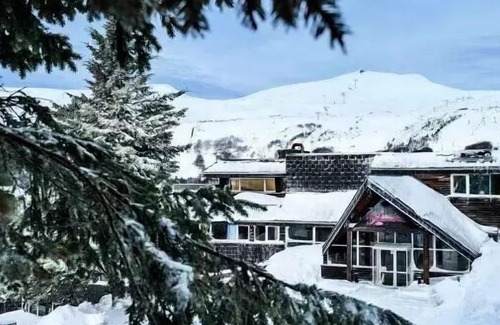 Besse-et-Saint-Anastaise Apartment | Classic 1 Bedroom 3 Adults and 2 Children with Balcony