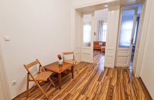 Matzleinsdorf Apartment | Classic 2BR Viennese Apt Near Downtown
