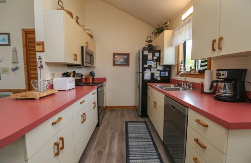 Tuckahoe House | Classic 4 BR oceanside beach cottage in Duck w/Community Pool & Tennis