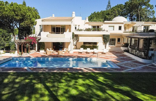 Almancil Villa | Classic 6 Bedroom villa w/private pool in Quinta do Lago