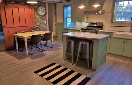 Lincoln House | CLASSIC ADIRONDACK STYLE COTTAGE!