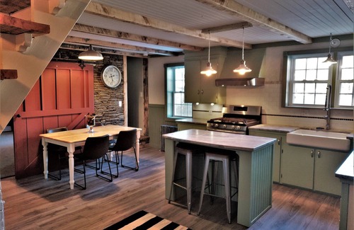 Lincoln House | CLASSIC ADIRONDACK STYLE COTTAGE!