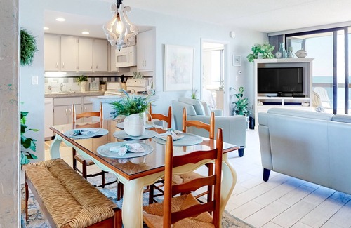 North Ocean City House | Classic beachfront condo with pools, beach bar, tennis & AC