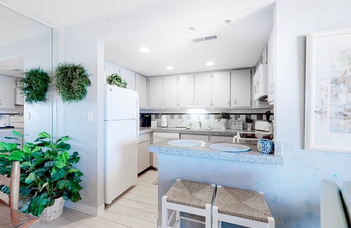 North Ocean City House | Classic beachfront condo with pools, beach bar, tennis & AC