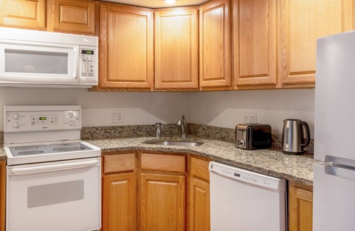 St. Elizabeth's Apartment | Classic Brighton 1BR nr Sutherland Rd Green Line, by Blueground