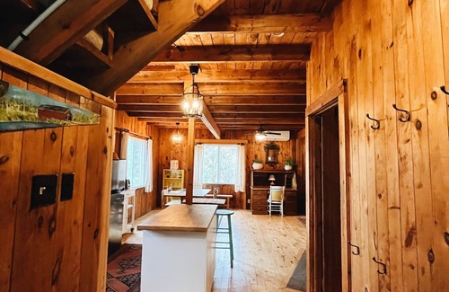 Chelsea Cottage | Classic Chelsea Cottage on the Gatineau River and along the famous Chelsea Trail