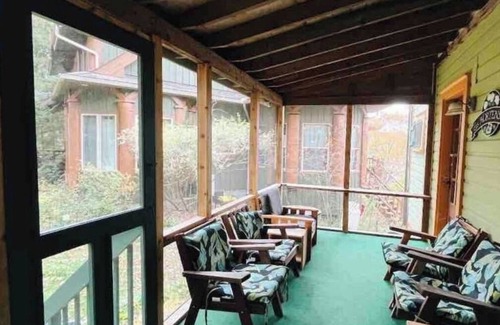 Chelsea Cottage | Classic Chelsea Cottage on the Gatineau River and along the famous Chelsea Trail