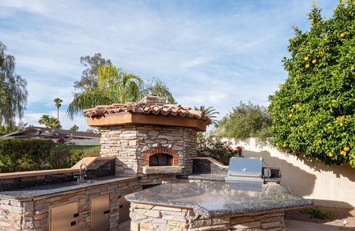 Paradise Valley House | CLASSIC COLOSSAL - BACKYARD RESORT - 4 MINS TO OLD TOWN