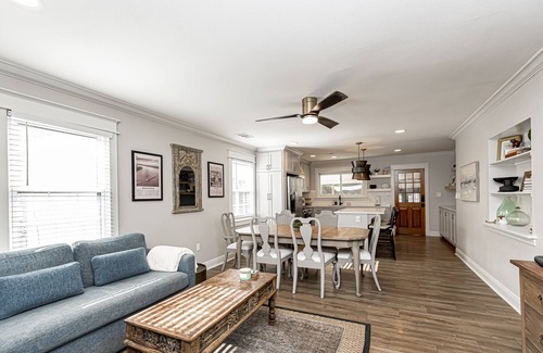 Highlands - Perkins House | Classic-contemporary Bungaleaux in a prime location, your home away from home.