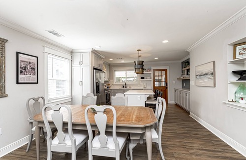 Highlands - Perkins House | Classic-contemporary Bungaleaux in a prime location, your home away from home.