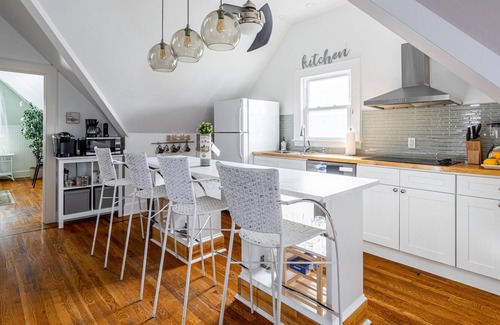 West End - West Side House | Classic Deluxe 5BR 2Baths w/ backyard
