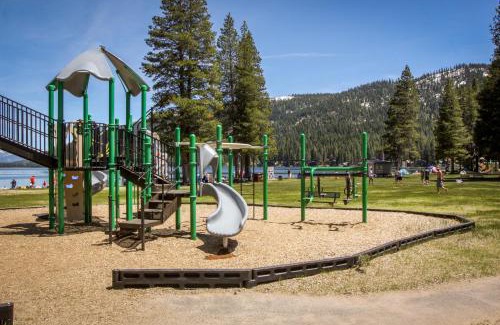 Truckee House | Classic Donner Lake View Cabin